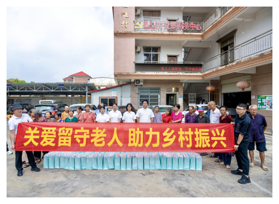 中国青年报-湄职院大学生“一学期一双鞋”为留守老人制作爱心鞋